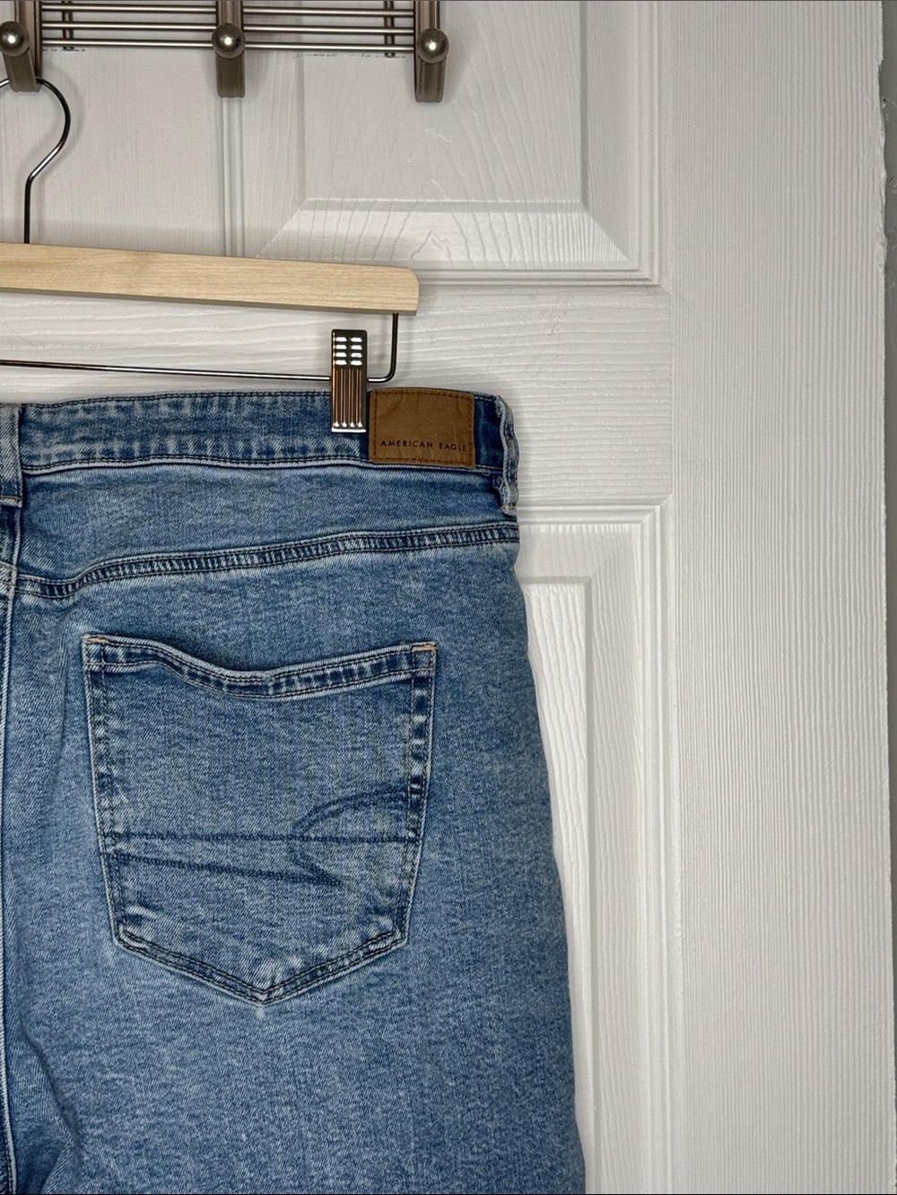American Eagle Strigid Mom Light Wash Distressed Jeans. Sz 16 Short. - Picture 6 of 8